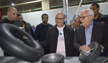 محافظ بورسعيد يتفقد سير العمل بمصنع إطارات السيارات ومصنع أحذية بالجنوب