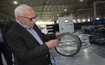 محافظ بورسعيد يتفقد سير العمل بمصنع إطارات السيارات ومصنع أحذية بالجنوب