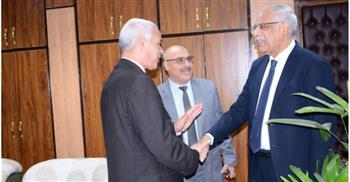   عبدالمولى يستقبل رئيس الاتحاد المصري لكرة القدم خلال زيارته لجامعة أسيوط 