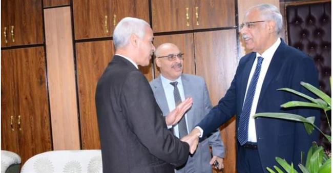 عبدالمولى يستقبل رئيس الاتحاد المصري لكرة القدم خلال زيارته لجامعة أسيوط 
