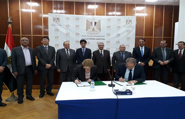 وزير الكهرباء والطاقة المتجددة يشهد توقيع عقد بين شركة سيمنس والشركة القابضة لكهرباء مصر