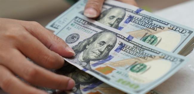 خبير اقتصادي يعلن عن موعد انخفاض سعر الدولار | فيديو