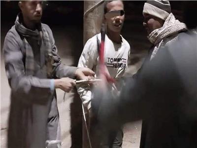 قيدوه بالحبال في عمود إنارة .. لص حاول سرقة تروسيكل في قنا 