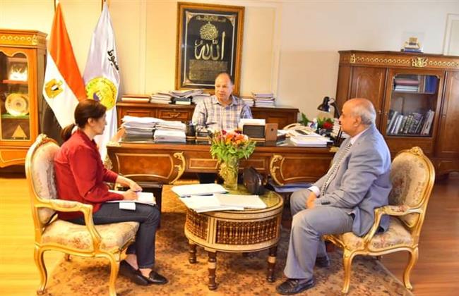 محافظ أسيوط يناقش موقف توفير الأراضي لاستكمال إنشاء الأسواق بقرى حياة كريمة
