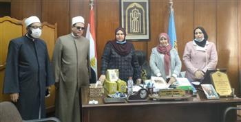 «أوقاف الإسكندرية» تهدى نسخ من سلسلة رؤية لجامعة الإسكندرية 