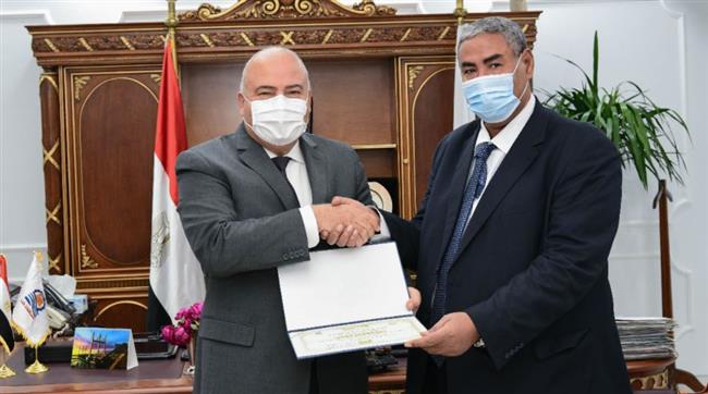 «الداودي» يكرم ابن قنا المصنف ضمن أفضل علماء العالم في الفيزياء النووية 
