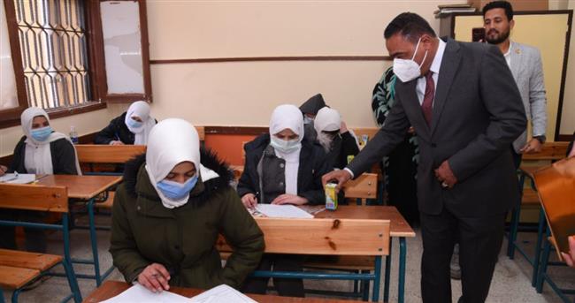 محافظ مطروح يتفقد لجان امتحانات الشهادة الاعدادية