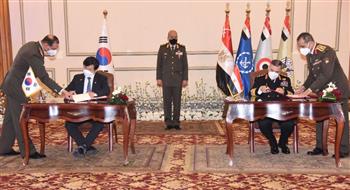   وزير الدفاع يشهد مراسم توقيع عدد من مذكرات التفاهم وعقود التسليح مع كوريا الجنوبية