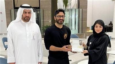 تامر حسني يحصل علي بطاقة السعادة