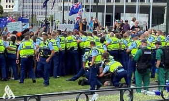   شرطة نيوزيلندا تزيل مخيم اعتصام لمحتجين ضد لقاحات كوفيد