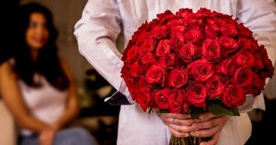 لماذا ارتبط اللون الاحمر بعيد الحب؟