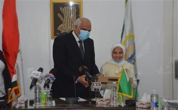 محافظ الجيزة يكرم الطفلة «شيرين محمد» لحصولها على المركز الأول في حفظ القرآن الكريم 