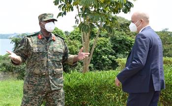   قائد القوات البرية الأوغندي يستقبل سفير مصر في كمبالا