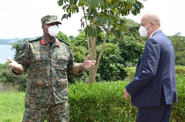 قائد القوات البرية الأوغندي يستقبل سفير مصر في كمبالا