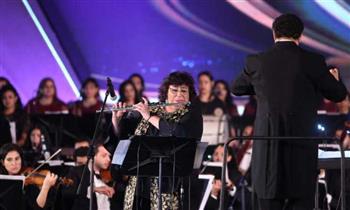   وزيرة الثقافة تبهر الحضور بعزفها على «الفلوت» بحفل افتتاح «الدوم» 