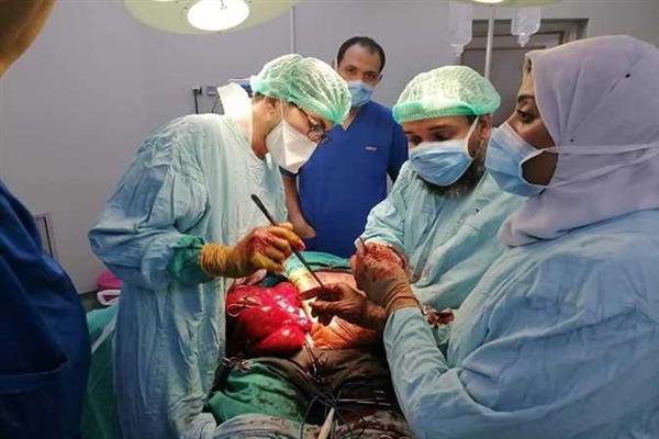 «جامعة أسيوط»: نجاح فريق أطباء وحدة الجراحات الميكروسكوبية فى إعادة زرع يد فتاة من الأقصر