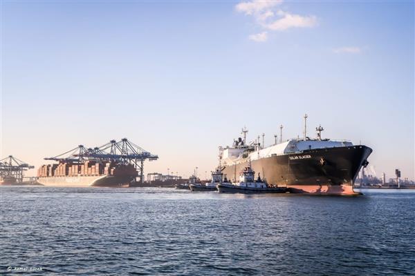 ميناء دمياط يستقبل ناقلتين للغاز والايثيلين