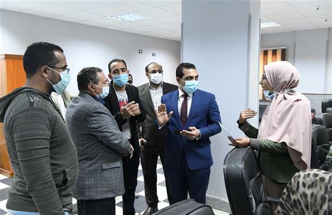 نائب محافظ قنا يتفقد المركز التكنولوجي بمركزي نجع حمادى والوقف