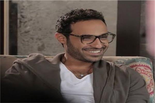 أحمد فهمي يستخدم سيارته الخاصة لتصوير  بوستر «مستر إكس»