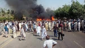   أسوشيتد برس: حشد في باكستان يرجم رجلا حتى الموت رغم حضور الشرطة