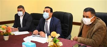 «حازم عمر» يجتمع مع مسئولي  ملف تقنين أملاك الدولة بمركزي نجع حمادي والوقف بقنا
