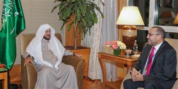   وزير الشئون الإسلامية السعودي: المملكة قلبا وقالبًا في مواجهة ميليشيا الحوثي الإرهابية
