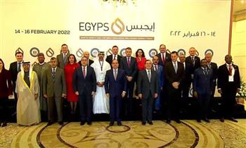   الرئيس السيسى يلتقط صورة تذكارية مع المشاركين بمعرض مصر الدولى للبترول