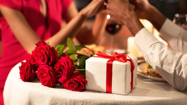 أجواء رومانسيه للاحتفال بعيد الحب اثناء السفر