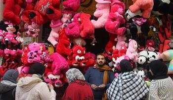 «ورد ودباديب وقلوب» إقبال كبير من الشباب على هدايا عيد الحب بالإسماعيلية