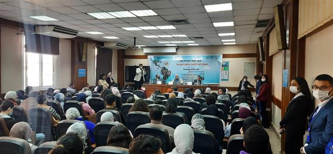 زاهي حواس يلقي محاضرة عن اسرار الفراعنة بكلية الاقتصاد والعلوم السياسية بجامعة القاهرة 