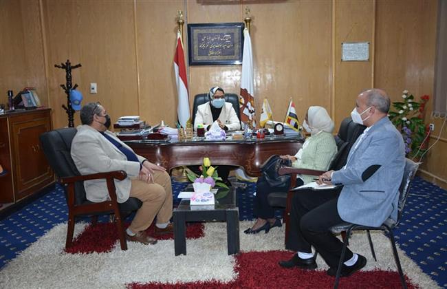 نائب محافظ الوادي الجديد تبحث مع وفد وزارة البيئة مقومات إعلانها محافظة خضراء