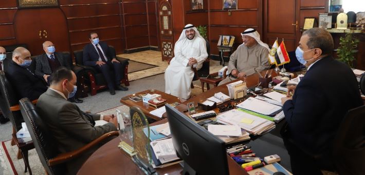 سعفان يبحث مع سفير الكويت آليات تسهيل تنقل العمالة بين البلدين