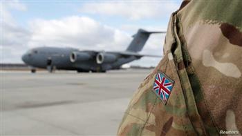   الجارديان: توقيف قائد في سلاح الجو البريطاني بعد "مشاهدته عاريا" خارج المنزل