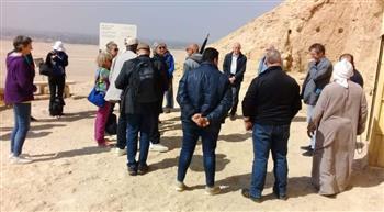 سائحو 4 دول يزورون آثار تل العمارنة بالمنيا