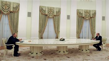   قصة الطاولة التى جلس عليها شولتس وماكرون.. هل يخشى بوتين شيئًا؟