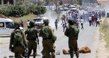   قوات الاحتلال تقصف الفلسطينيين بالغاز المسيل للدموع 