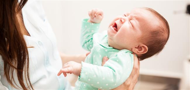أسباب عديدة وراء بكاء الطفل ليلا