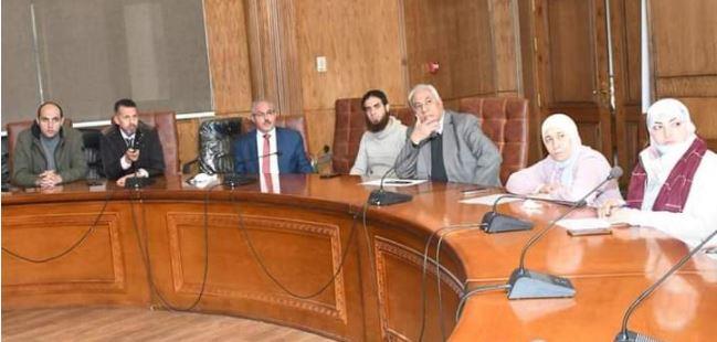 رئيس جامعة القناة يبحث تطوير مبنى كلية السياحة والفنادق
