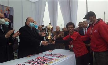   محافظ القاهرة يوزع الميداليات على فائزي الدورة الرياضية بالملاعب المفتوحة بالأسمرات 3