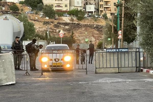 الاحتلال الإسرائيلي يغلق حي الشيخ جراح ويعتدي على أهله والمتضامنين معهم
