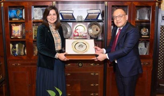 نبيلة مكرم تبحث تبادل الخبرات في ملف المهاجرين مع سفير الفلبين بالقاهرة