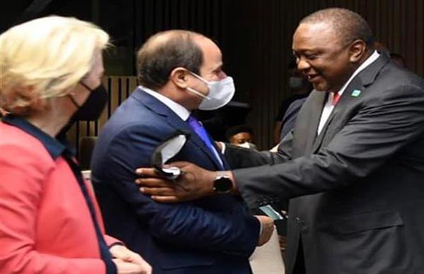 الرئيس السيسي يلتقي بنظيره الكيني خلال القمة الأوروبية الأفريقية ببروكسل