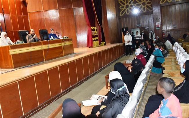 محافظ أسوان: إجراء تحاليل تعاطي المخدرات أثناء اللقاءات الدورية مع المواطنين 