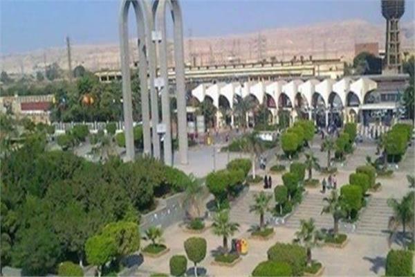 رئيس جامعة حلوان يؤكد انتظام الدراسة و تعقيم وتطهير المباني لسلامة الطلاب