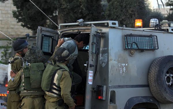 قوات الاحتلال الإسرائيلي تعتقل 3 مواطنين من قلقيلية