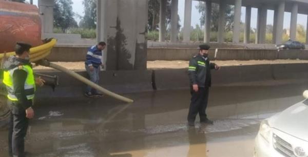 رجال الشــرطة يواصلون جهودهم لمساعدة المواطنين لمواجهة الطقس السيئ