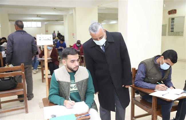 رئيس جامعة جنوب الوادي يتفقد امتحانات كليتي الحقوق والعلاج الطبيعى 