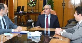 رئيس جامعة قناة السويس يناقش إنشاء مركز للأورام بالمستشفى الجامعي