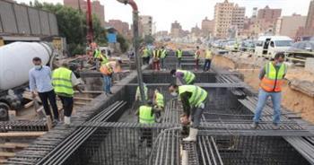 محافظة الجيزة: تركيب الكمـر الخرساني بجسم الطريق الدائري 