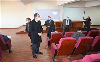 رئيس جامعة الفيوم يتفقد سير الاختبارات في كافة الكليات